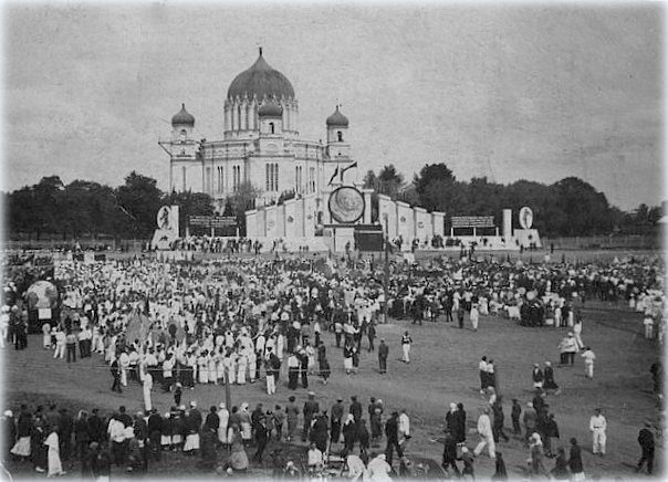 Митинг на площади Александро-Невского собора. Фото серед. 1930-х гг.