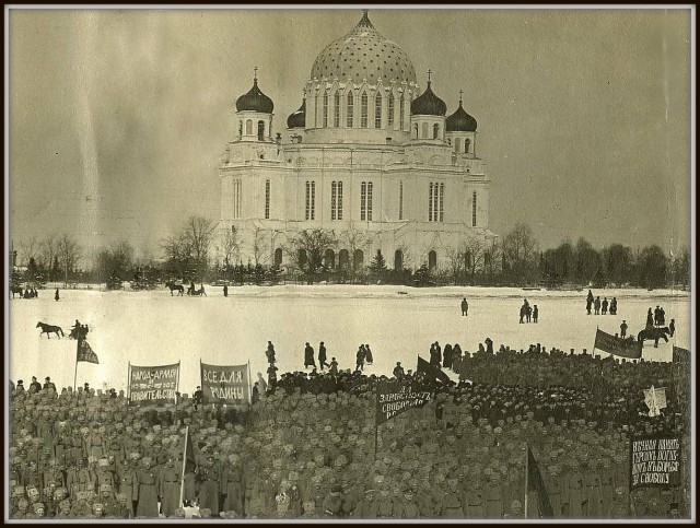 Митинг в Вятке на площади Александро-Невского собора 2 марта 1917 года. Фрагмент фотографии.