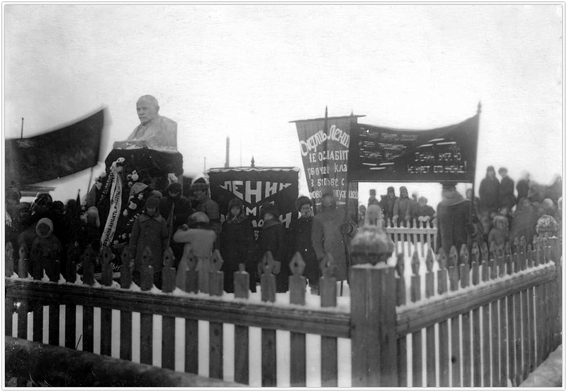 Траурный митинг в дни похорон Ленина. Январь 1924 года.