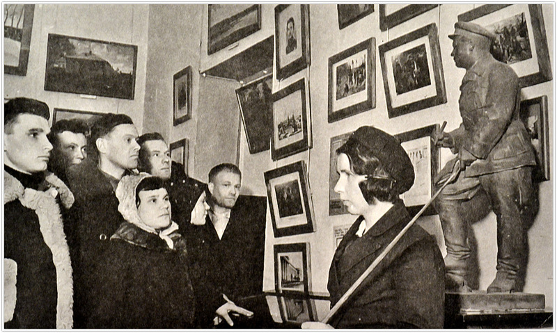 Экскурсия в Кировском музее революции (фото 1930-х годов)