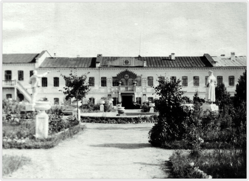 Дом отдыха Боровица недалеко от г. Кирова, фото 1930-х г. Слева виден памятник Сталиу