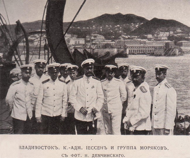 Владивосток. К.-адм Гессен и группа моряков