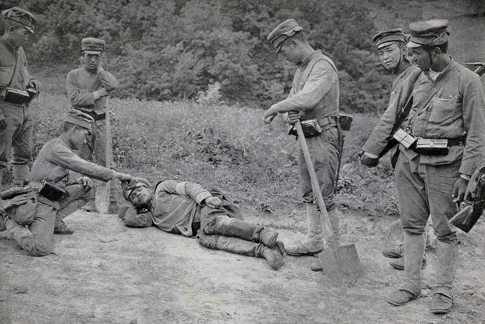 Японцы оказывают помощь русскому раненому  на перевале Мотиен