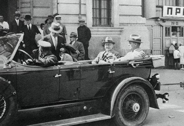 21 августа 1929 г, Москва. Представители компании «Форд» Соренсон и Уокельман прибыли в СССР для переговоров о строительстве завода «Форд» в России