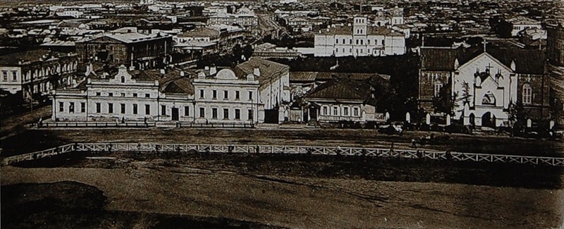 Вид с колокольни Никольского собора на дворянское собрание и дворей генерал-губернатора. Фото начала XX века.