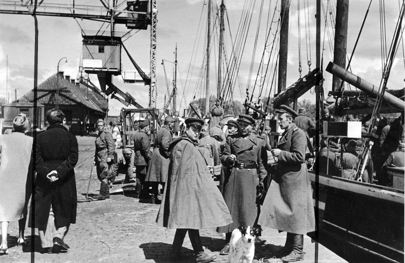 Советские офицеры и солдаты в порту острова Борнхольм