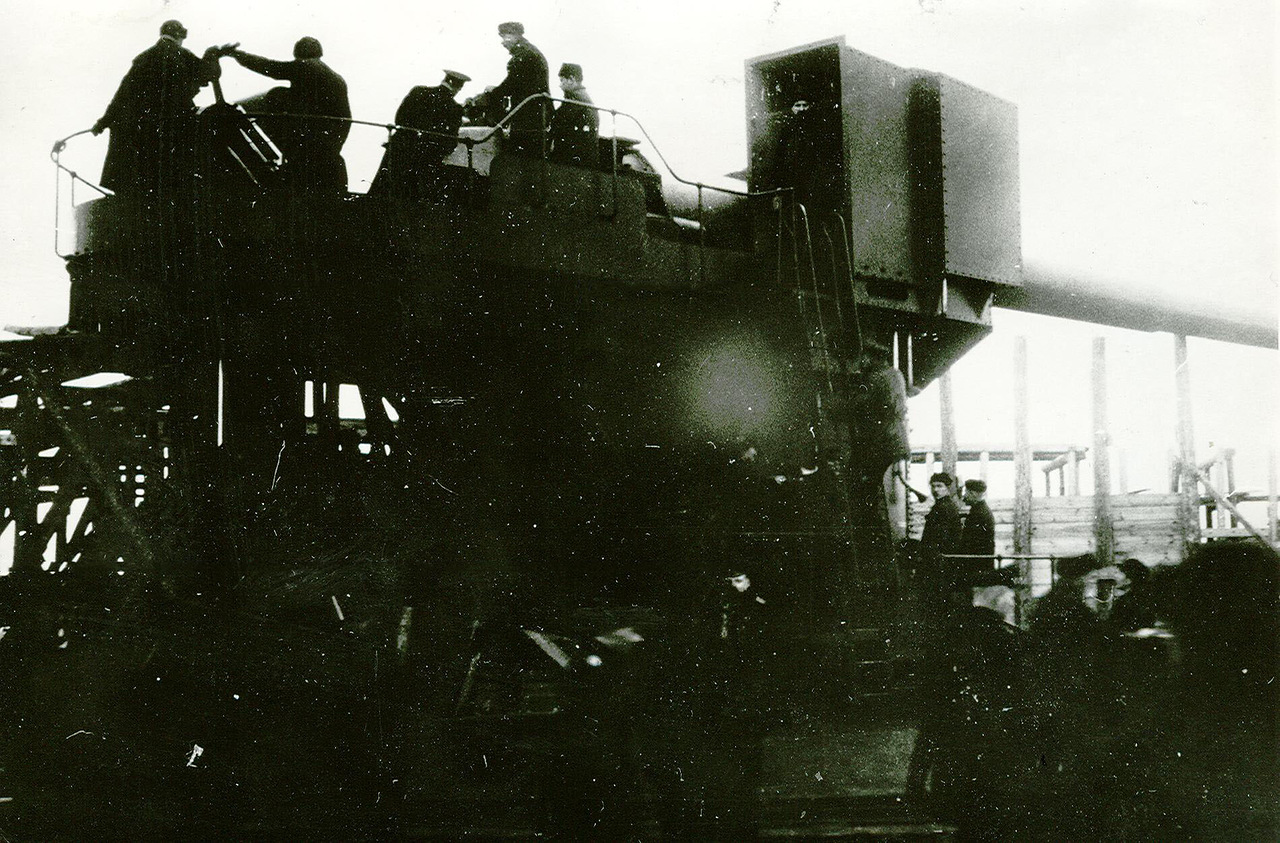 52. Группа военных во время испытания береговых башенных установок на Або-Аландской шхерной позиции. Остров Рцы. 1916