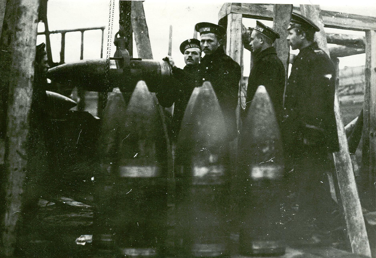 56. Группа военных во время испытания береговых башенных установок на Або-Аландской шхерной позиции. Остров Рцы. 1916