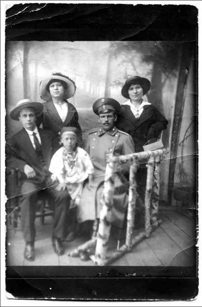 Александр Сергеевич Эрастов с женой и родственниками перед февральской революцией