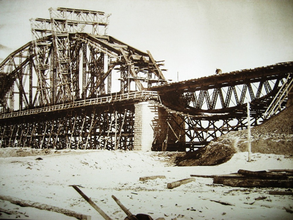 46. Виды постройки моста через Зею у города Алексеевск.