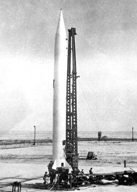 Подготовка ракеты Р-5М к пуску