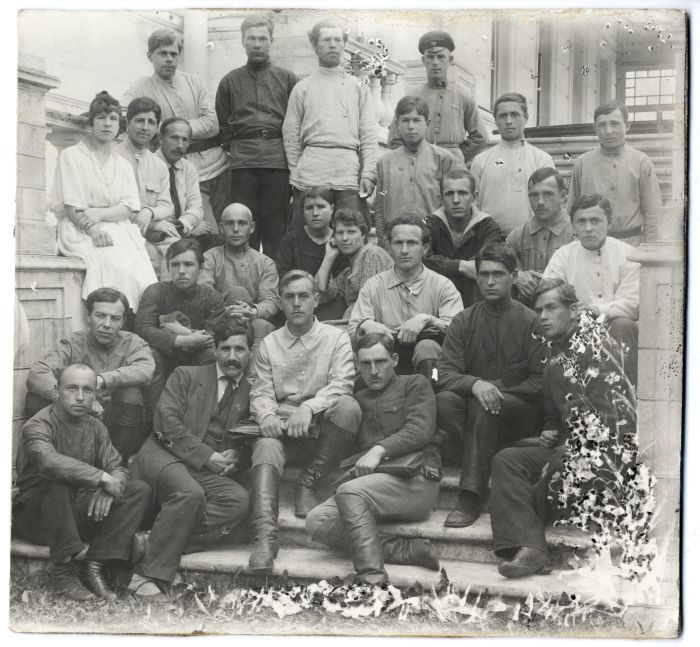 На ступеньках штаба губернских ЧОН, 1922 год. В центре сидит Захаров