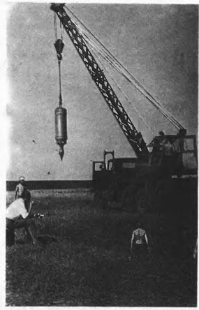 Подготовка подземной ракеты к очередному запуску. Крайний слева — М. И. Циферов