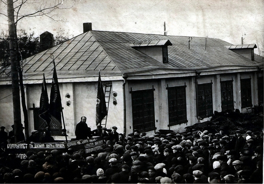 Митинг на литейно-механическом заводе, на трибуне Каганович успокаивает голодных Вичугских рабочих