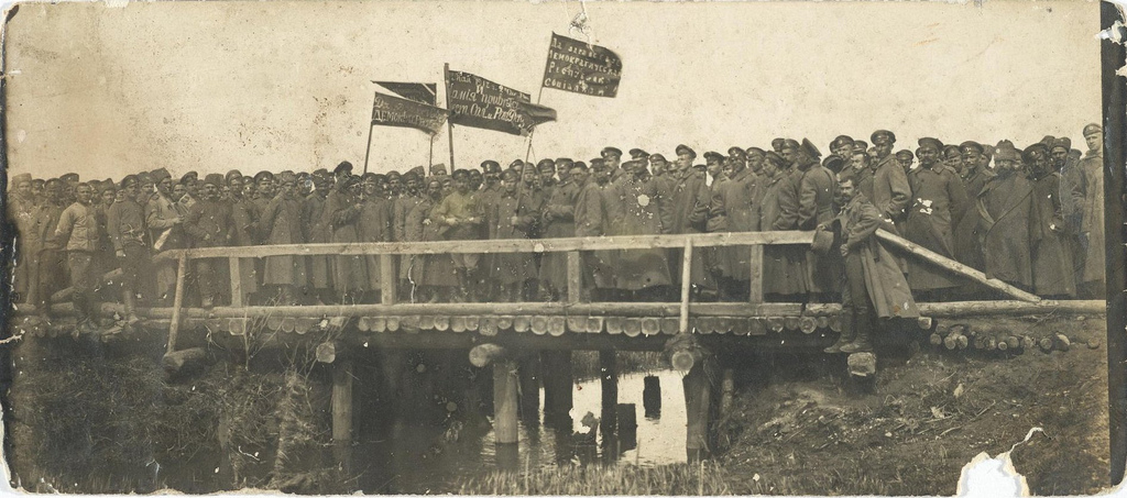 Сапёрный полк, самовольно снявшийся с фронта, следует с революционными знамёнами на митинг в Барановичи. Июль