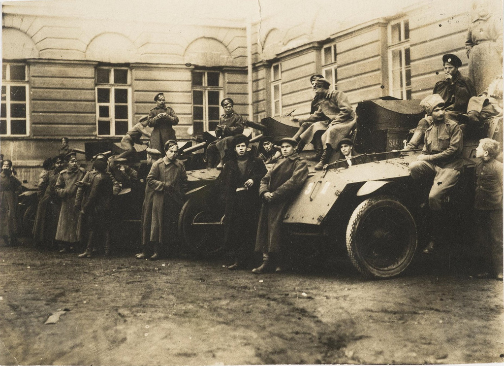 Автобронедивизион, присоединившийся к войскам Военно-революционного комитета, по прибытии в Смольный. 24 октября
