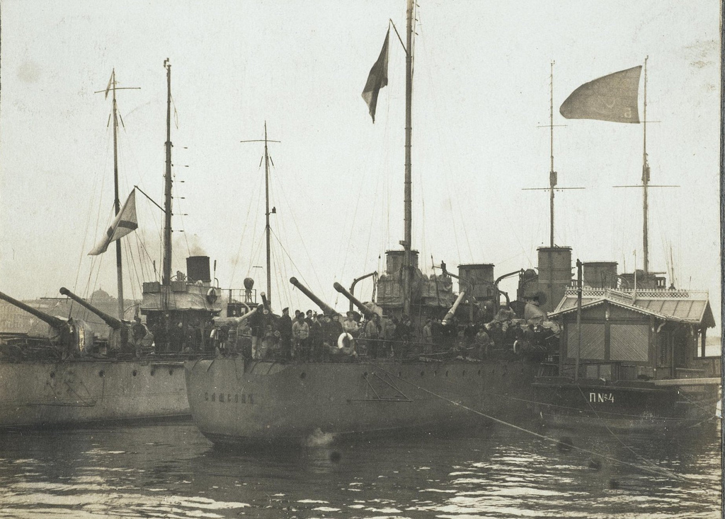 Суда Балтийского флота, прибывшие в Петроград и принимавшие участие в боях. 26 октября