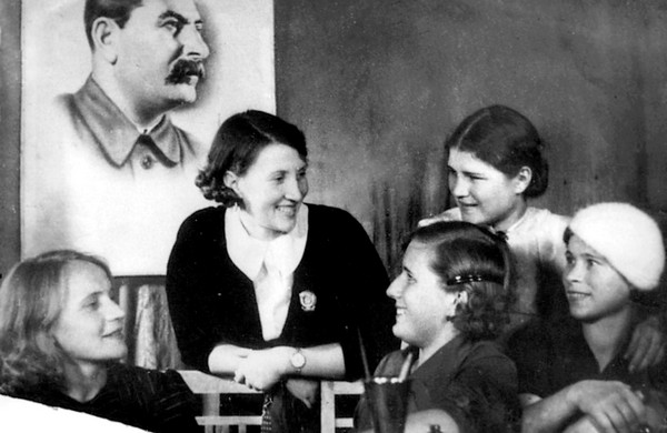 Валентина Хетагурова среди девушек в комиссии по приему хетагуровского призыва. 1938
