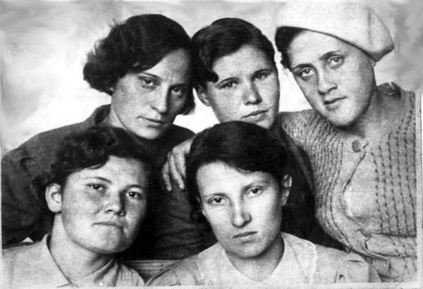 Валентина Хетагурова среди девушек. 1937