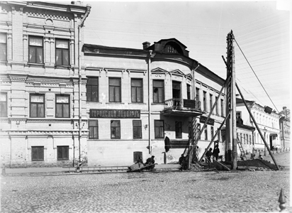 Здание Нижегородского городского ломбарда, расположенное на углу улицы Тихоновской и Благовещенской площади.