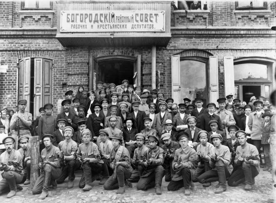 отряд Красной гвардии Богородска на фоне местного Совета